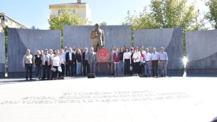 BAŞKANVEKİLİMİZ HARUN ARSLAN ÇELENK SUNMA PROGRAMINA KATILDI