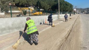 İŞİMİZİ SEVİYOR; ÇEVREMİZİ TEMİZLİYORUZ