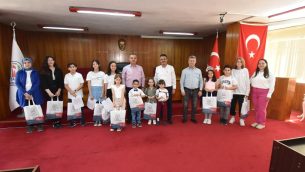 ÇEVRE TEMALI YARIŞMALARDA DERECEYE GİREN VATANDAŞLARIMIZA ÖDÜLLERİNİ TAKDİM ETTİK