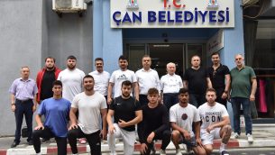 ÇAN BELEDİYESİ GÜREŞ KULÜBÜ PEHLİVANLARINI DUALAR EŞLİĞİNDE YOLCU ETTİK